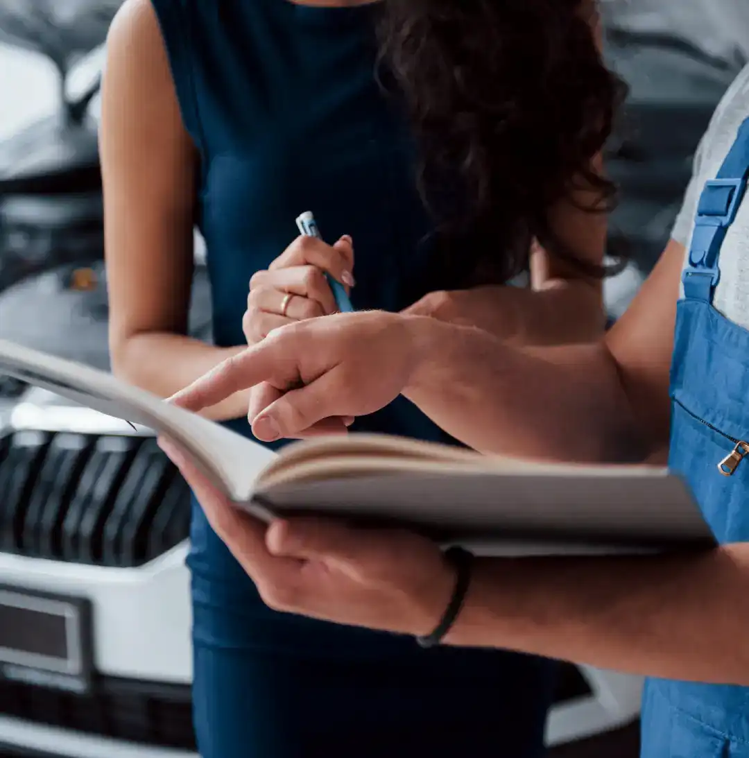 Asesor confirmando información del vehículo